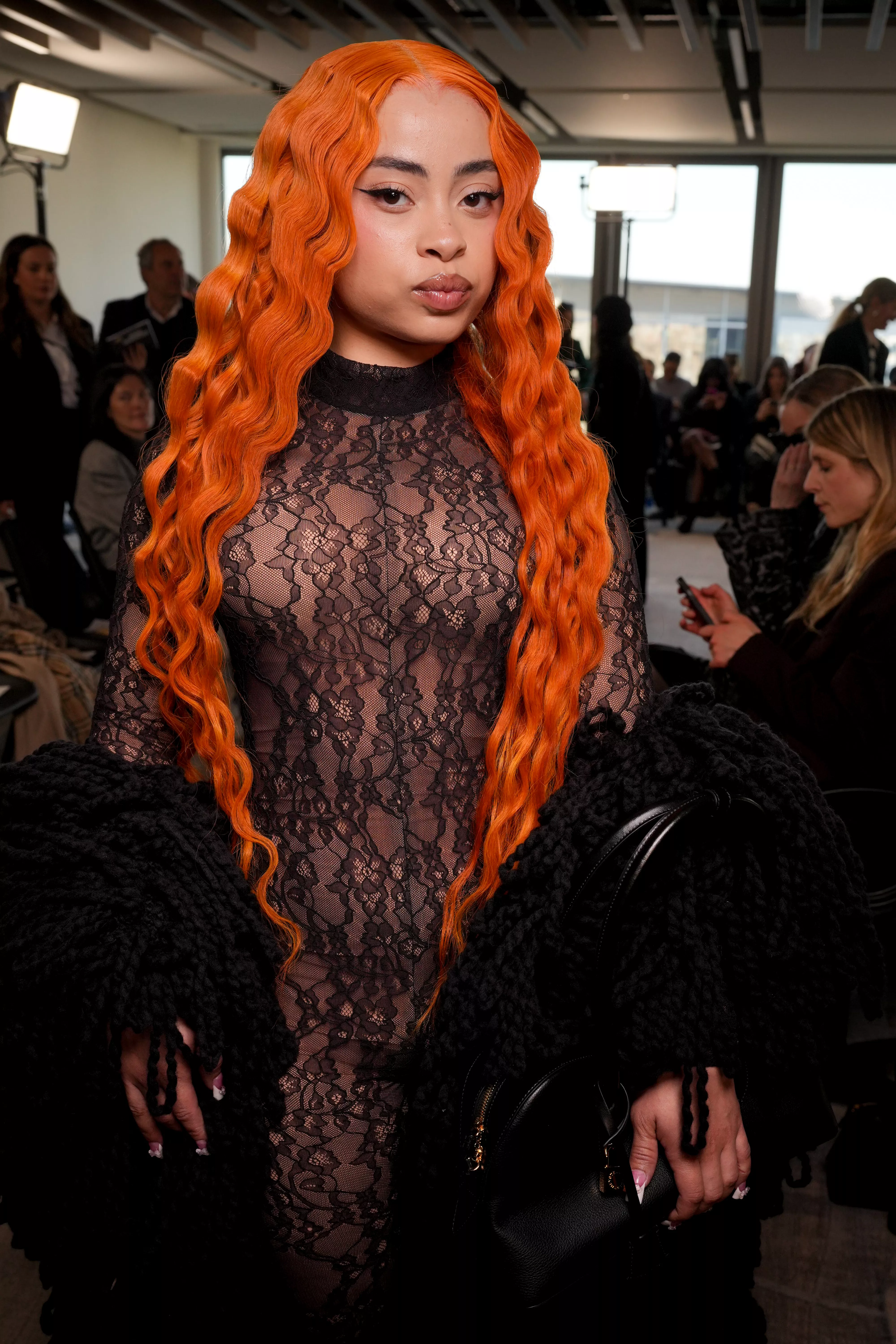 Ice Spice en el desfile de Stella McCartney Fall RTW 2025 durante la Semana de la Moda de París.