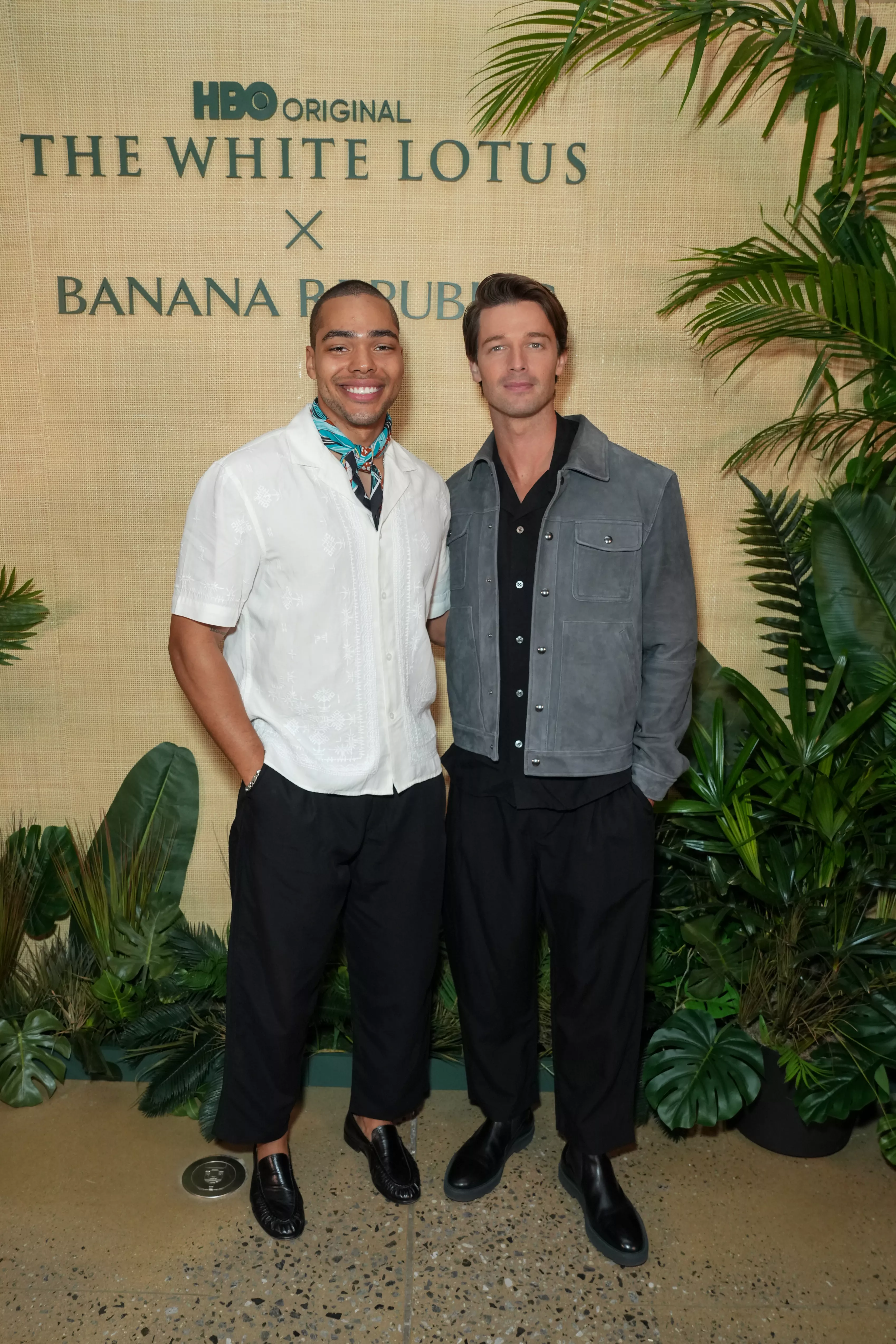 Nicholas Duvernay, Patrick Schwarzenegger en el lanzamiento de la colección de 'The White Lotus' x Banana Republic en Nueva York.
