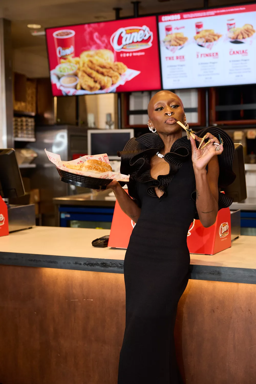 Cynthia Erivo disfrutando de una comida post-Oscars en Raising Cane's LA.