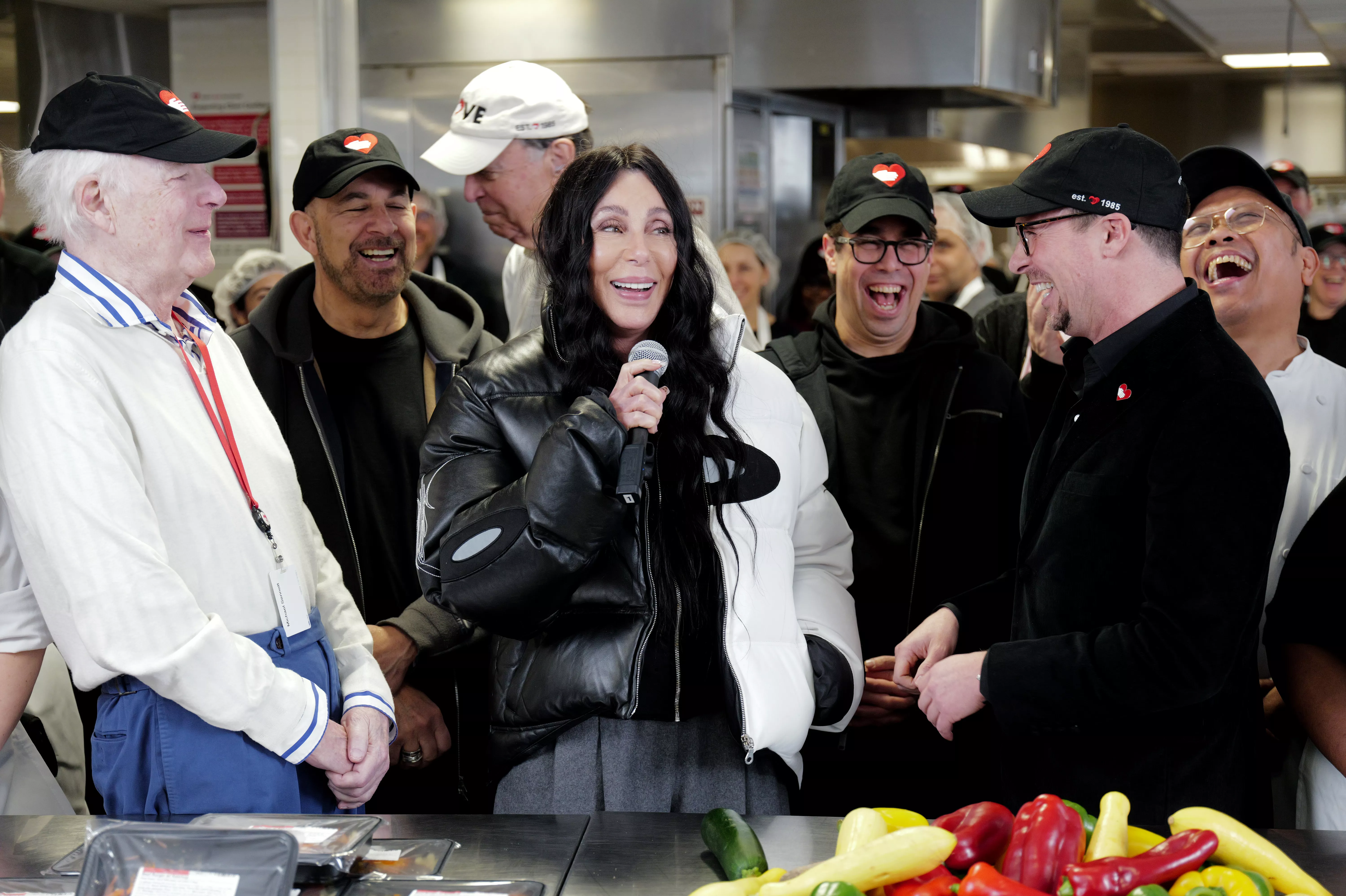 Cher visita la cocina de God Loves We Deliver en Nueva York adelante de su actuación en el concierto benéfico Love Rocks NYC el 6 de marzo.