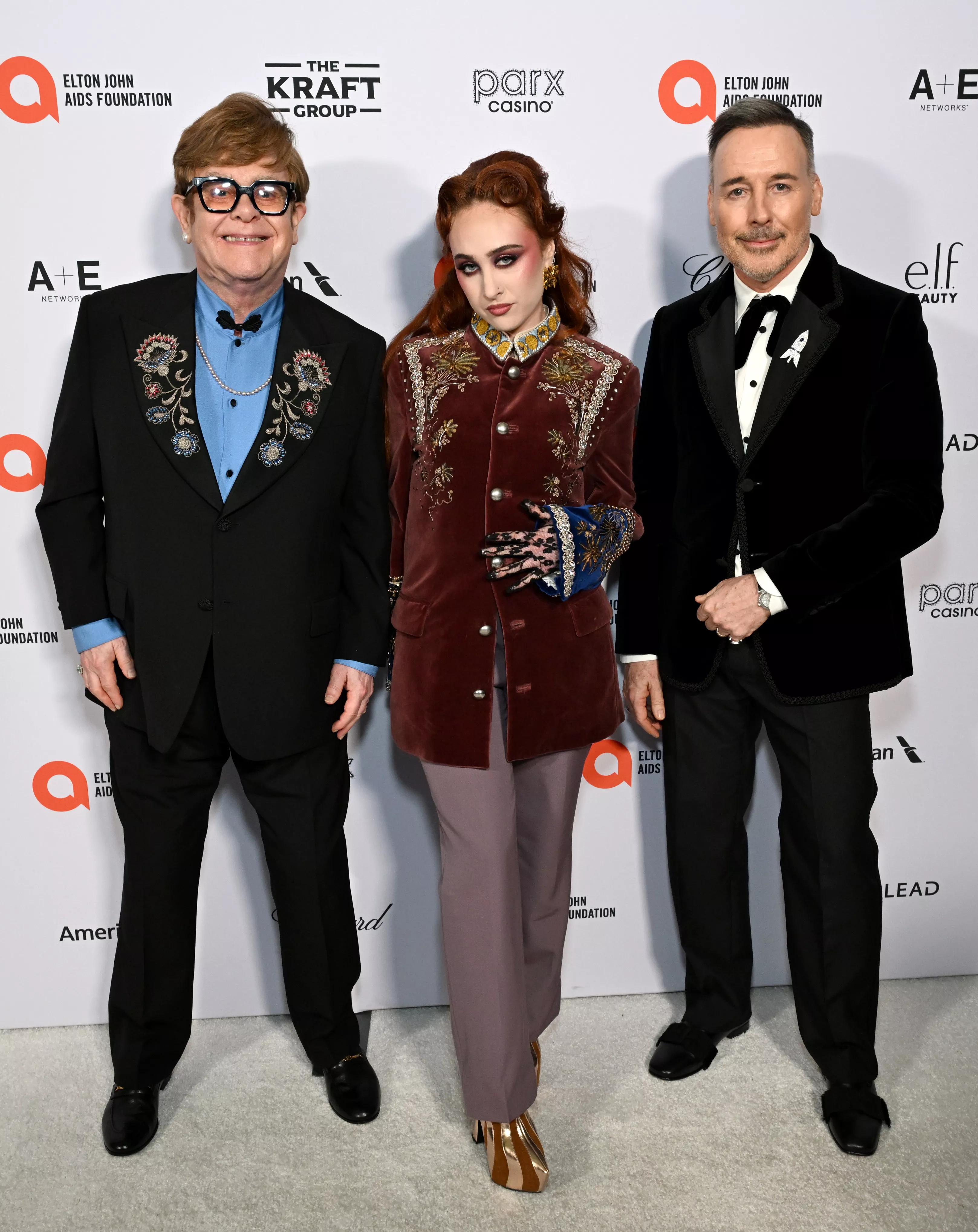 Elton John, Chappell Roan y David Furnish en la conferencia de prensa de la 33ra Gala Anual de la Fundación Elton John contra el SIDA el 2 de marzo en West Hollywood.
