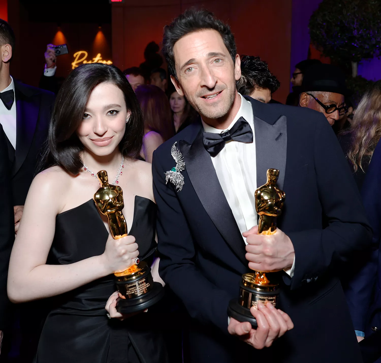 Mikey Madison y Adrien Brody en la fiesta de Vanity Fair Oscar 2025 en Beverly Hills.