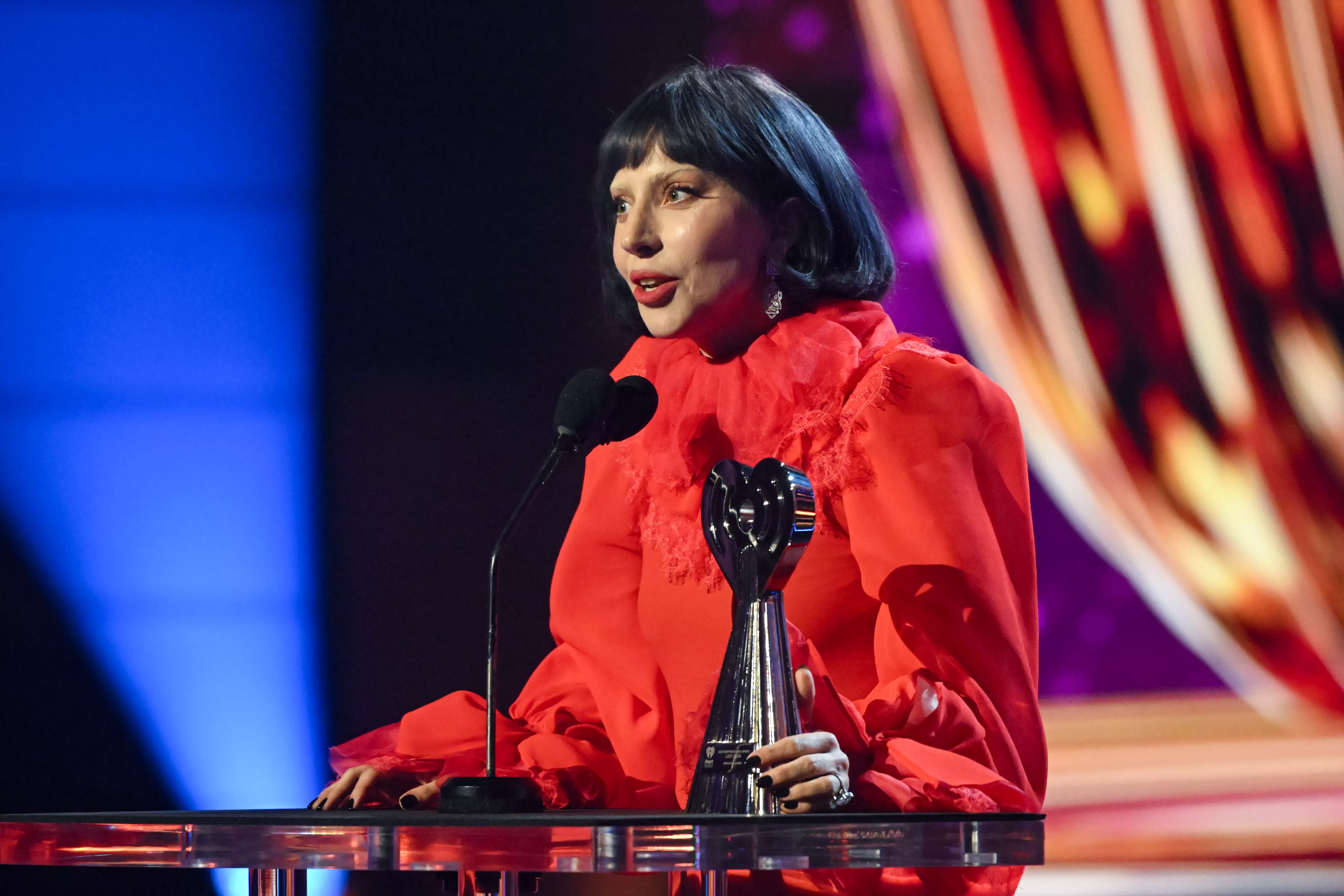 Doechii Presenta a Lady Gaga con el Premio Innovador, Taylor Swift Gana Artista del Año en los iHeartRadio Music Awards