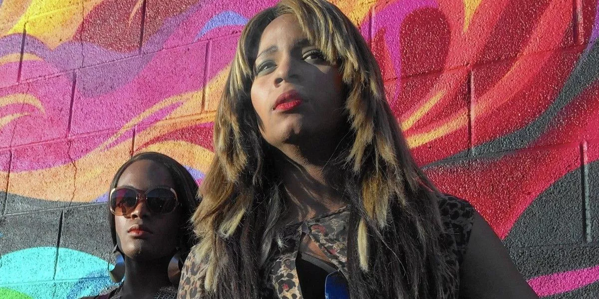 Sin-Dee (Kitana Kiki Rodriguez) mirando a la distancia en Tangerine.