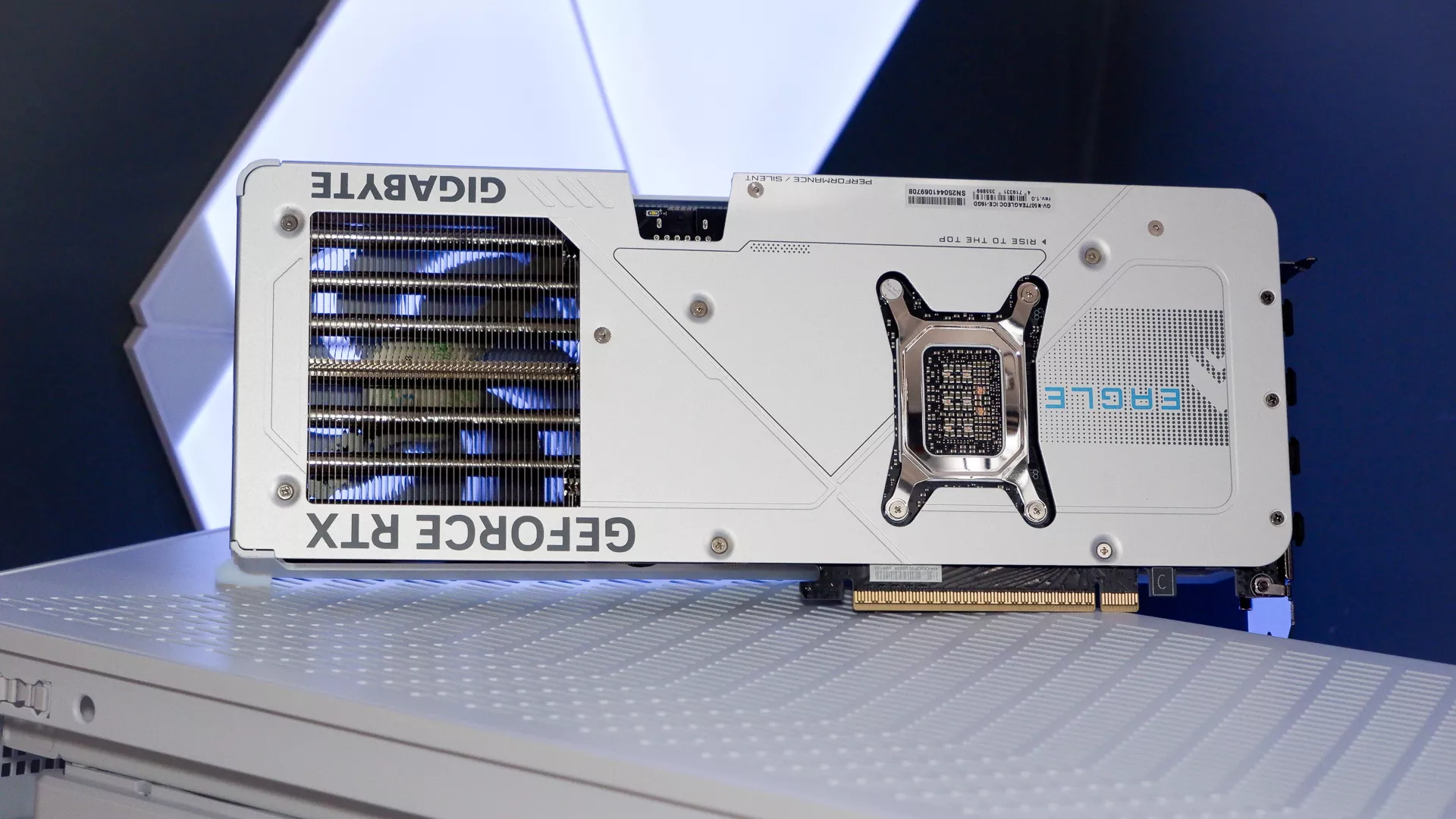 Las apariencias engañan: análisis de la tarjeta gráfica RTX 5070 Ti Eagle OC Ice de Gigabyte