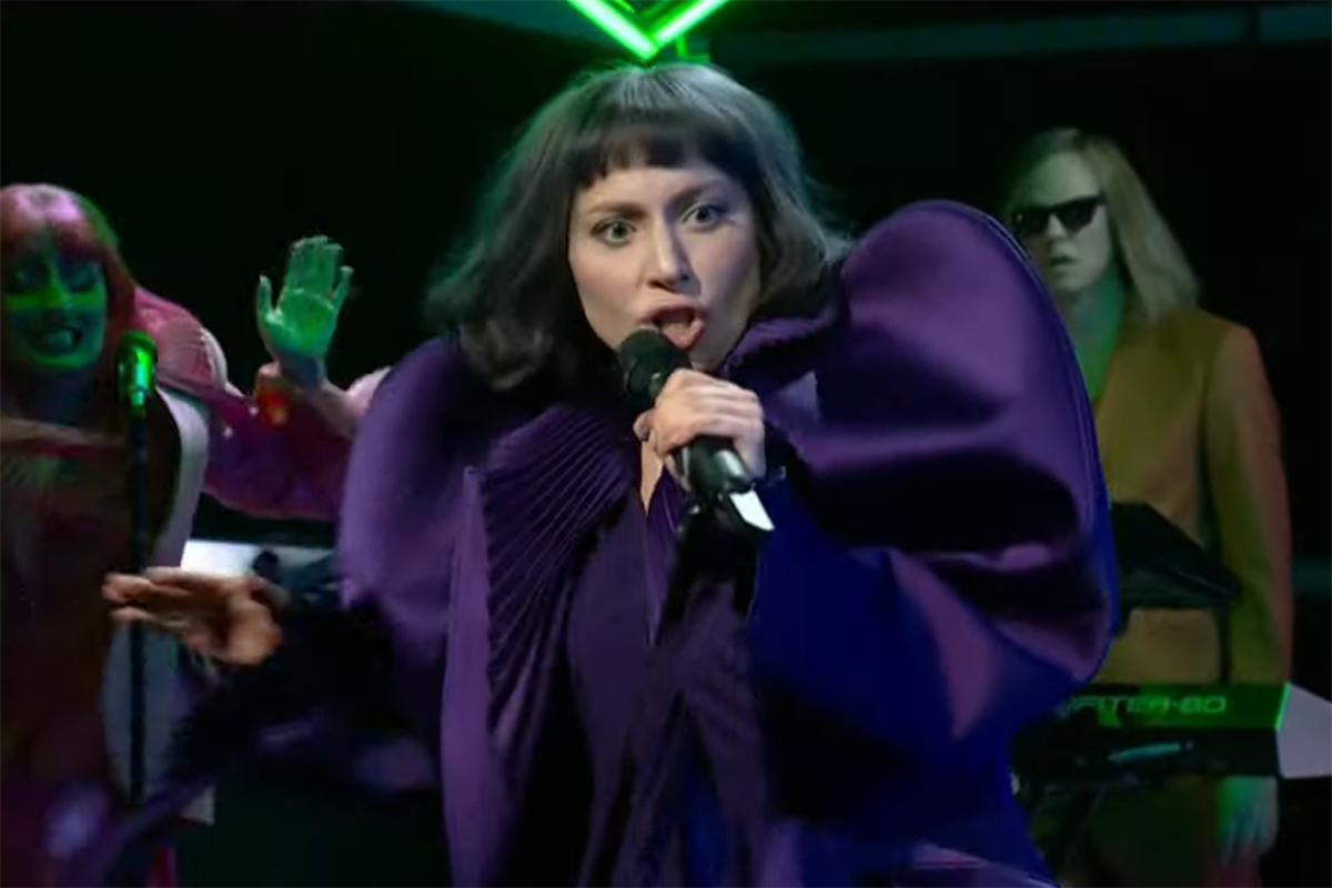 Lady Gaga se luce en sus actuaciones ‘Killah’ en SNL con sus nuevas canciones ‘Mayhem’