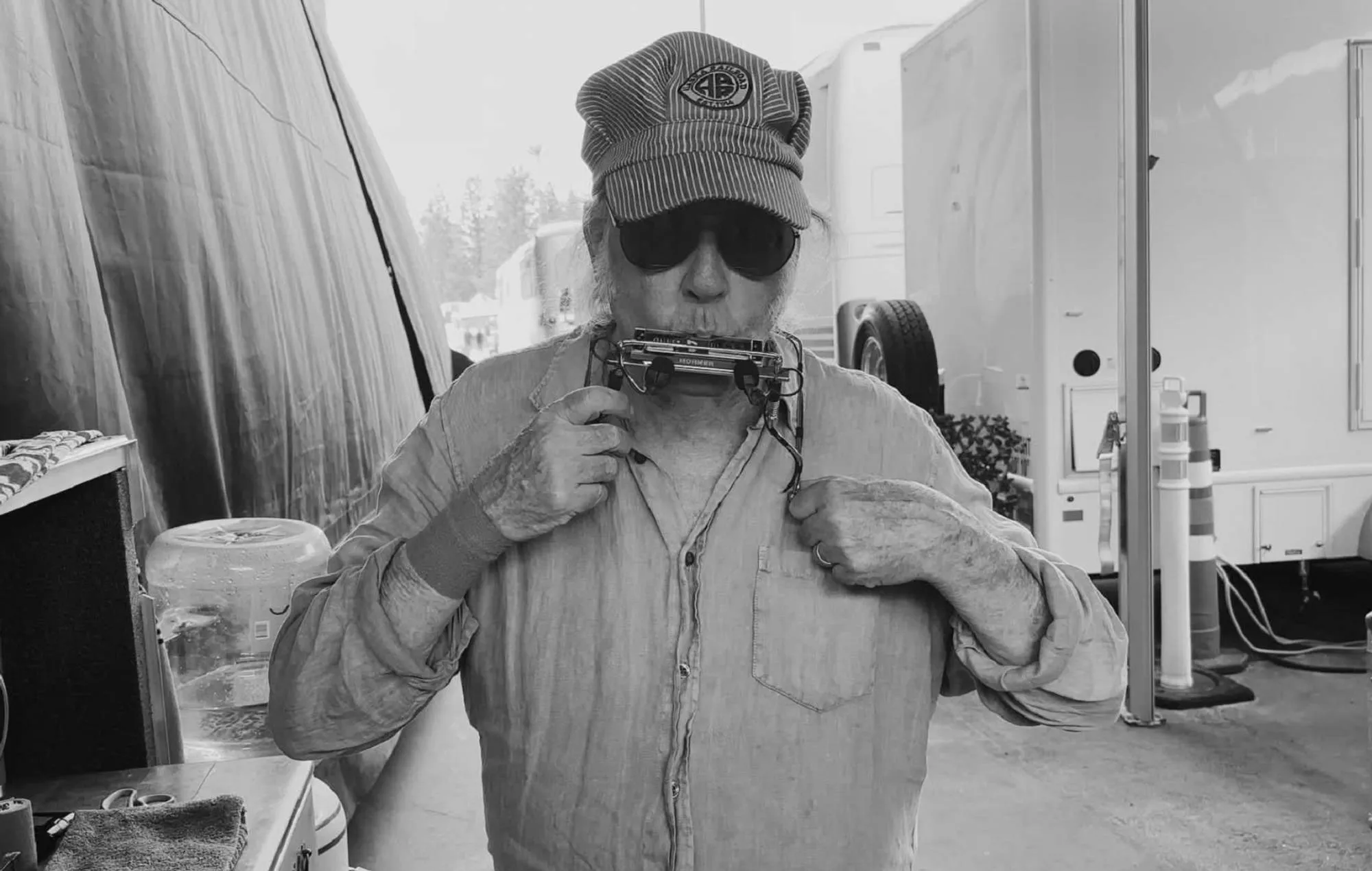 Neil Young comparte el primer tráiler de su nuevo documental de gira 'Coastal'