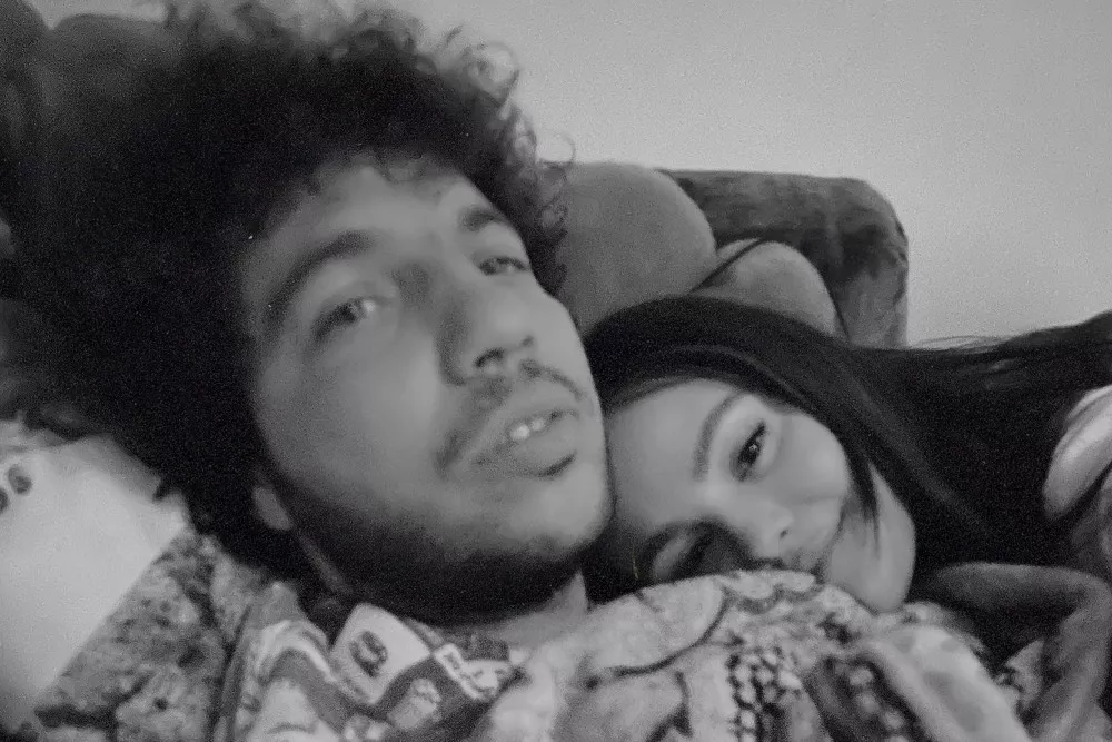 Selena Gomez y Benny Blanco lanzan álbum colaborativo 'I Said I Love You First'