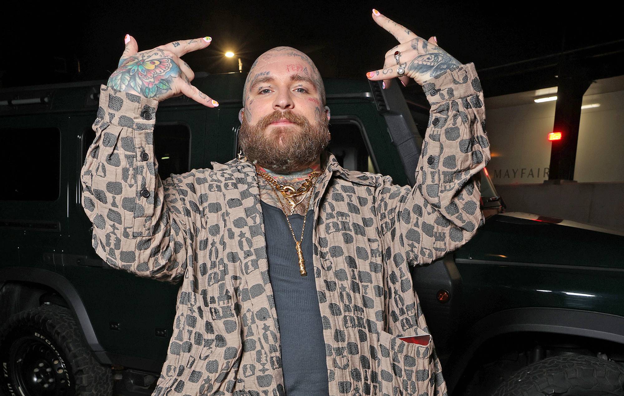 Teddy Swims habla sobre el desafío de hacer una pausa cuando nace su hijo: “Si dejo de hacer giras, no podemos permitirnos tener un bebé”