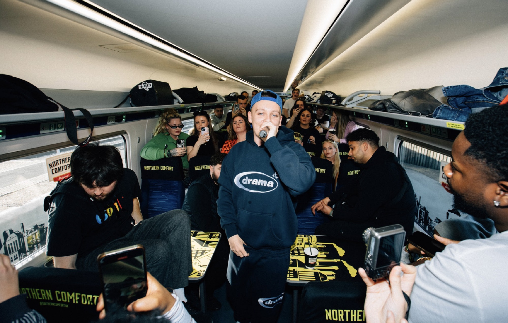 Mira a Aitch hacer un set sorpresa de 'rave' en un tren que viaja por el norte de Inglaterra