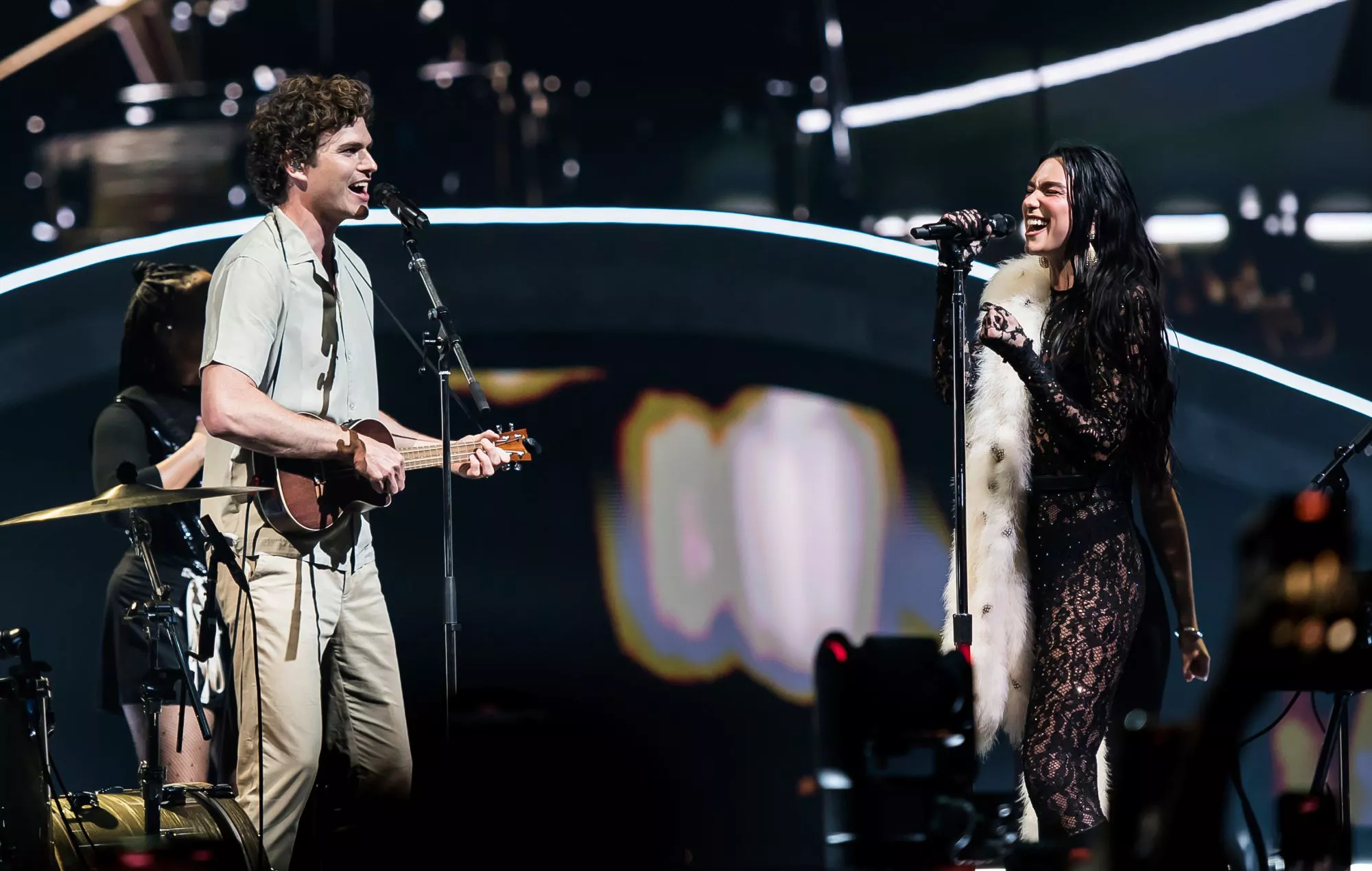 Mira a Dua Lipa interpretar ‘Riptide’ con Vance Joy en su show en Melbourne