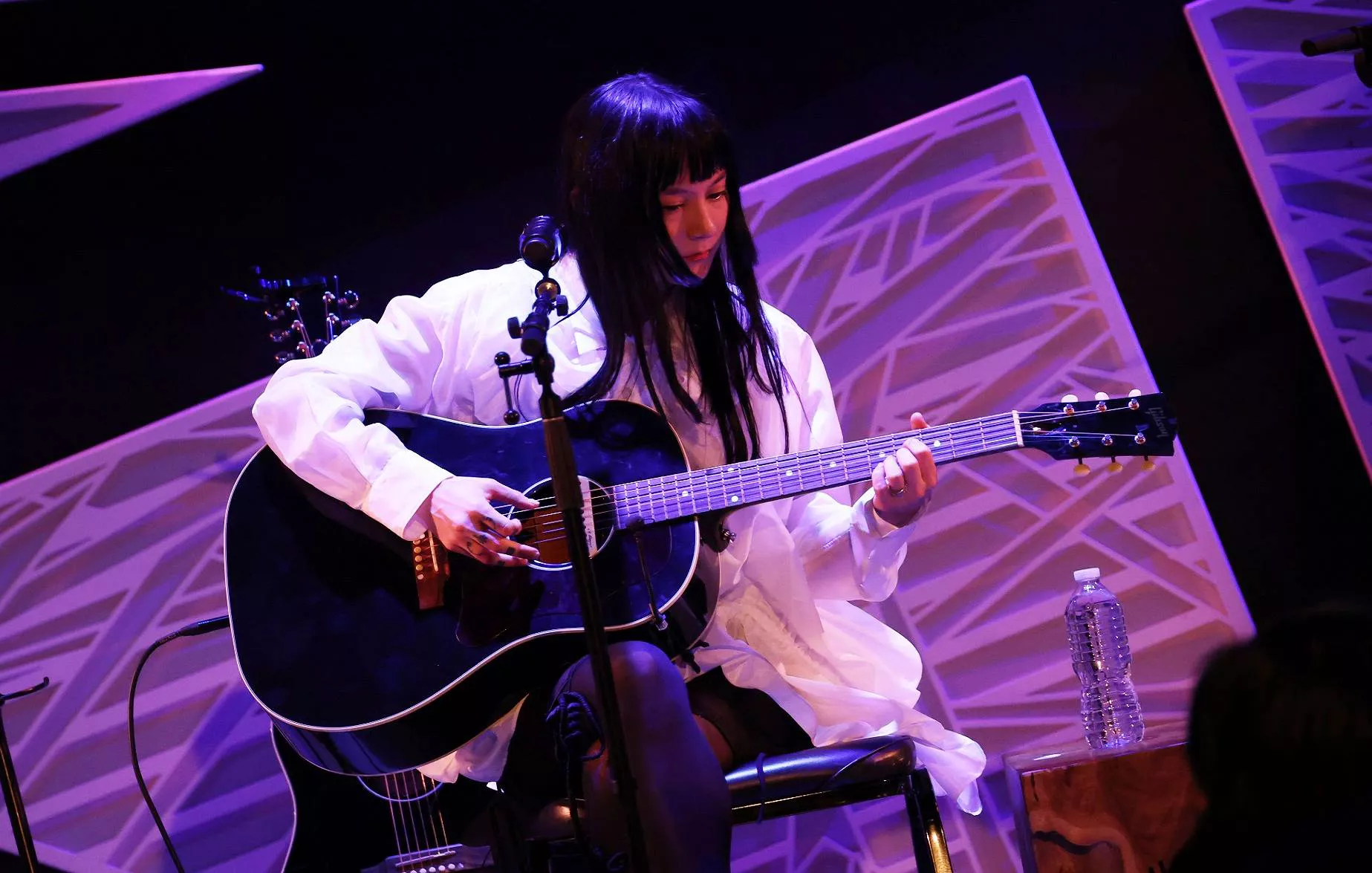 Mira a Japanese Breakfast interpretar canciones de 'For Melancholy Brunettes (& Sad Women)' en un show teatral
