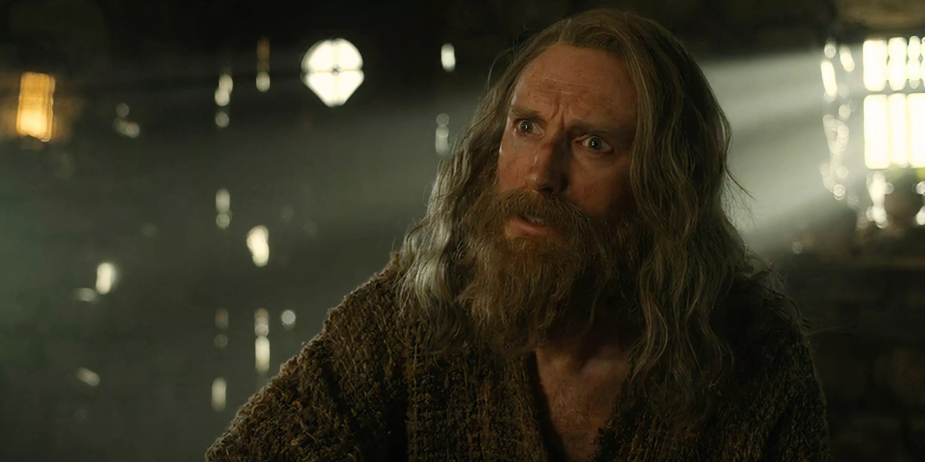 El Extraño (Daniel Weyman) habla con Tom Bombadil (Rory Kinnear) en Los Anillos de Poder