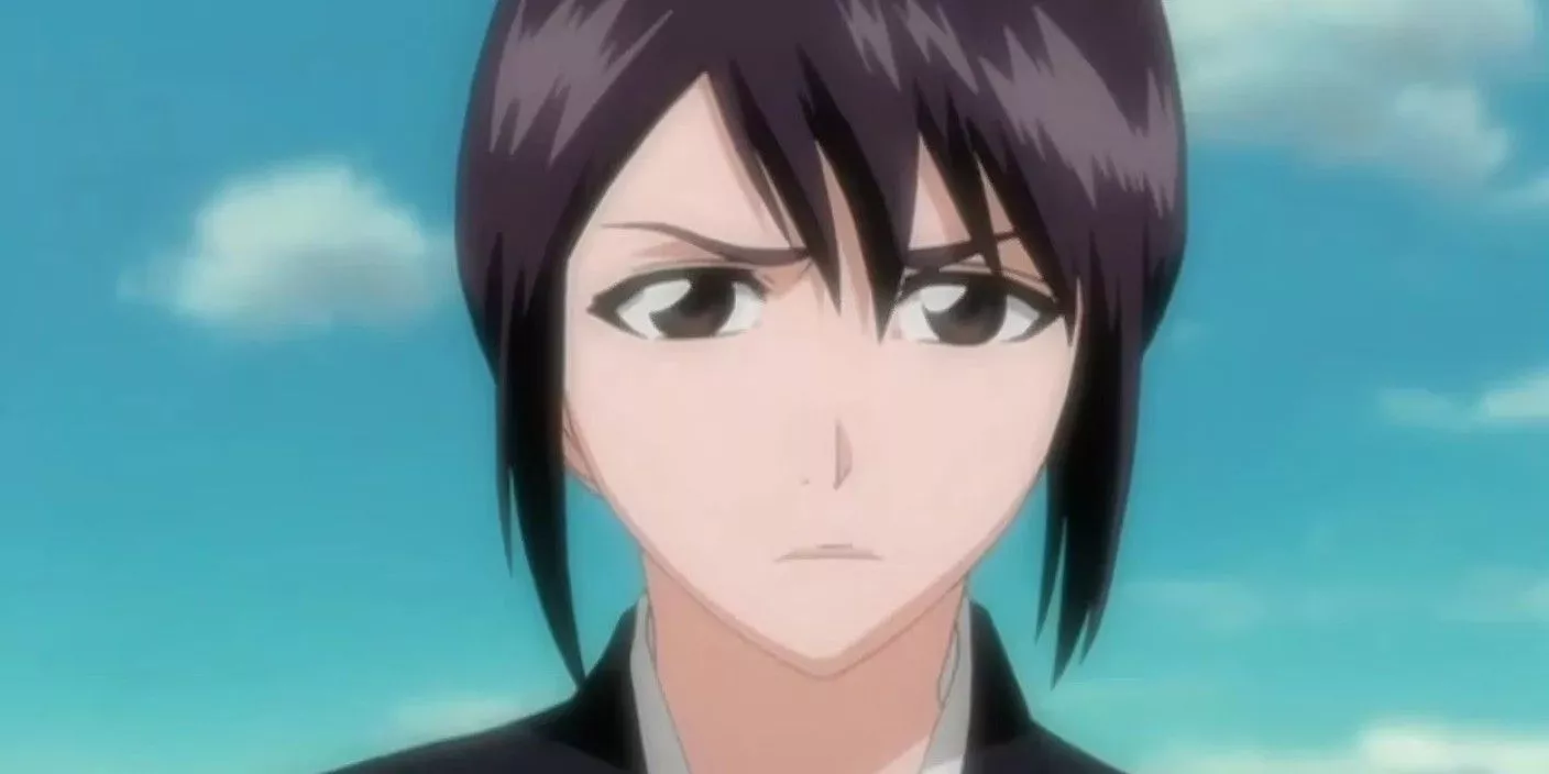 Momo Hinamori parece seria contra un cielo azul.