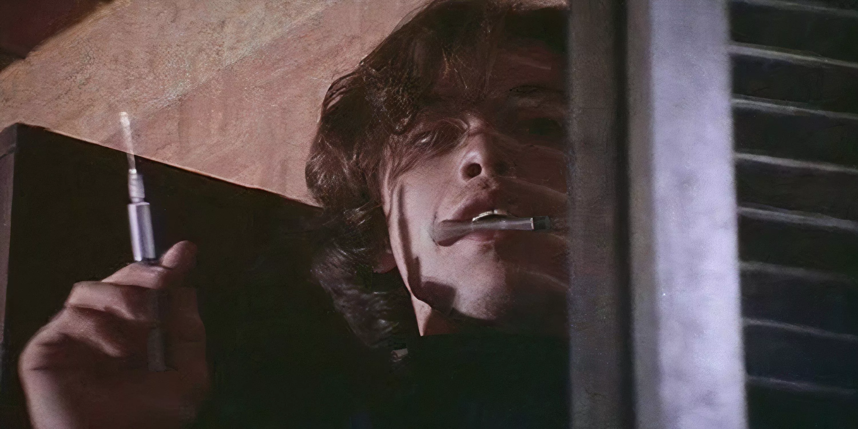 Martin (John Amplas) sostiene una jeringa en la boca en Martin (1977).