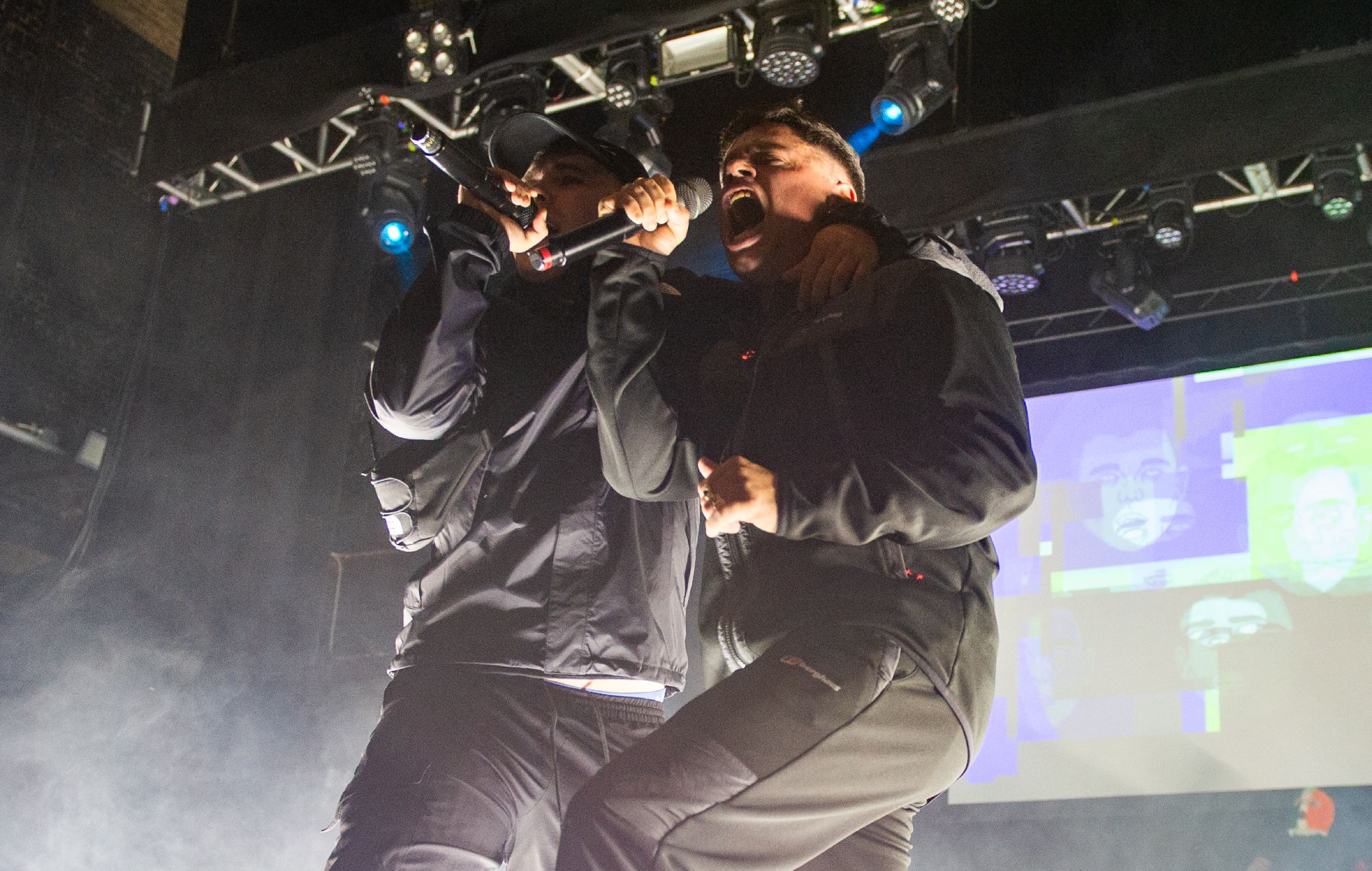 “Los niños están muriendo de hambre, y estamos pasando seis o siete días hablando de Kneecap,” dice el manager