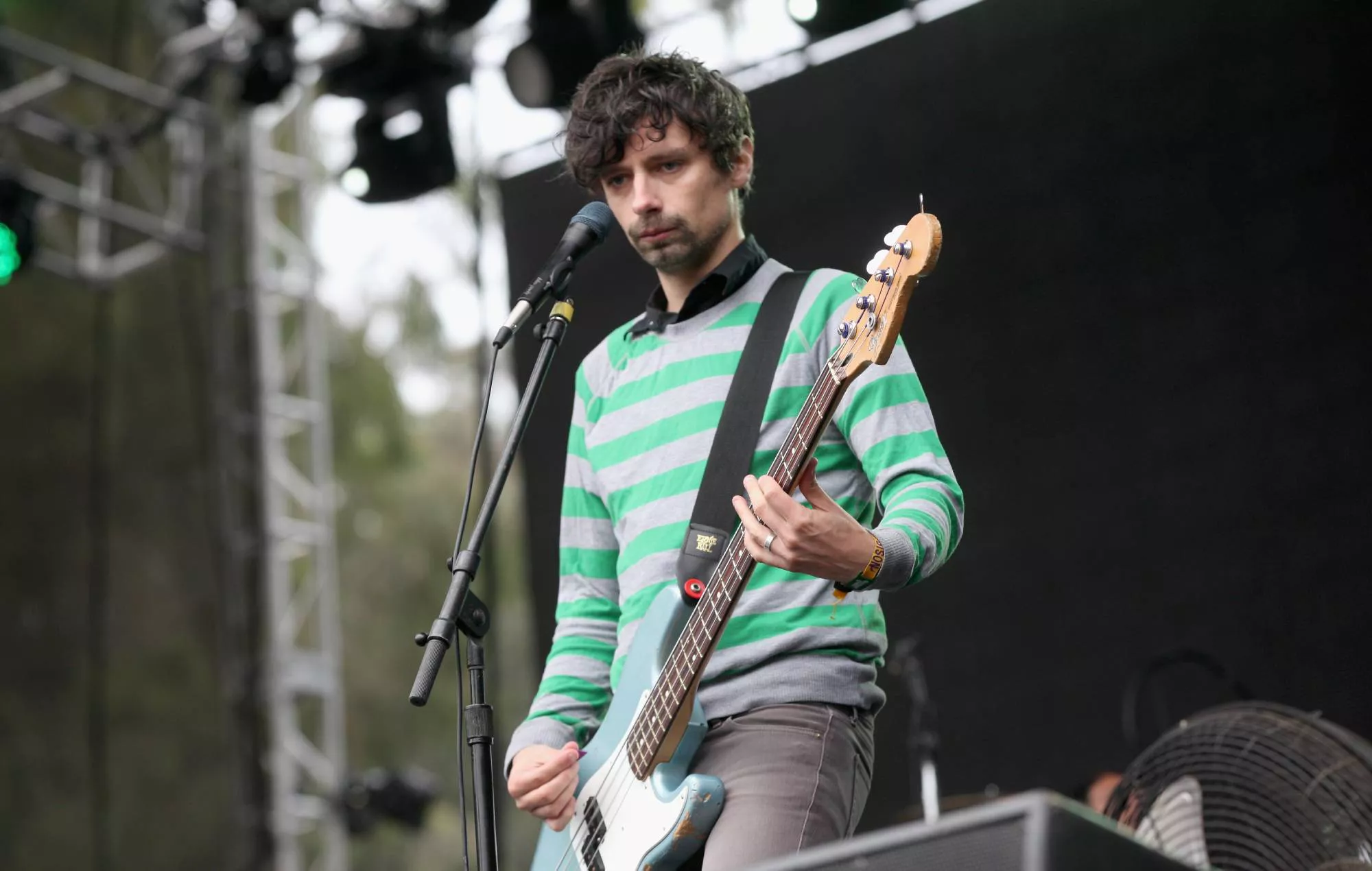 El ex bajista de Bloc Party, Gordon Moakes, sobre su salida: “Pensé que el batería Matt Tong era el corazón de la banda”