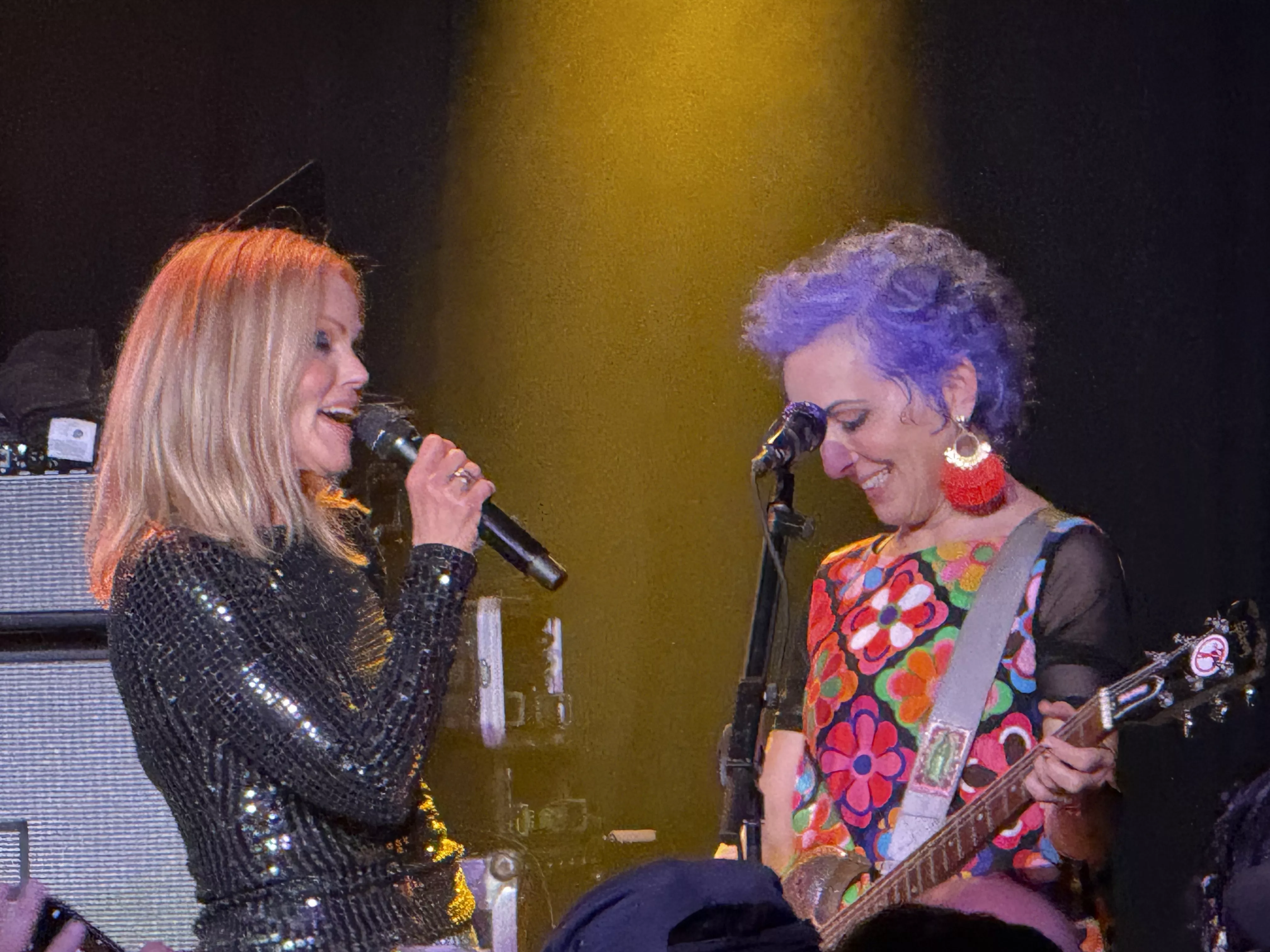 Go-Go's Abren Sus Labios para el Show de Reunión Pre-Coachella, Rindiendo Homenaje a Clem Burke, Interpolando a Chappell Roan y Diciendo 'F*** Trump': Reseña del Concierto