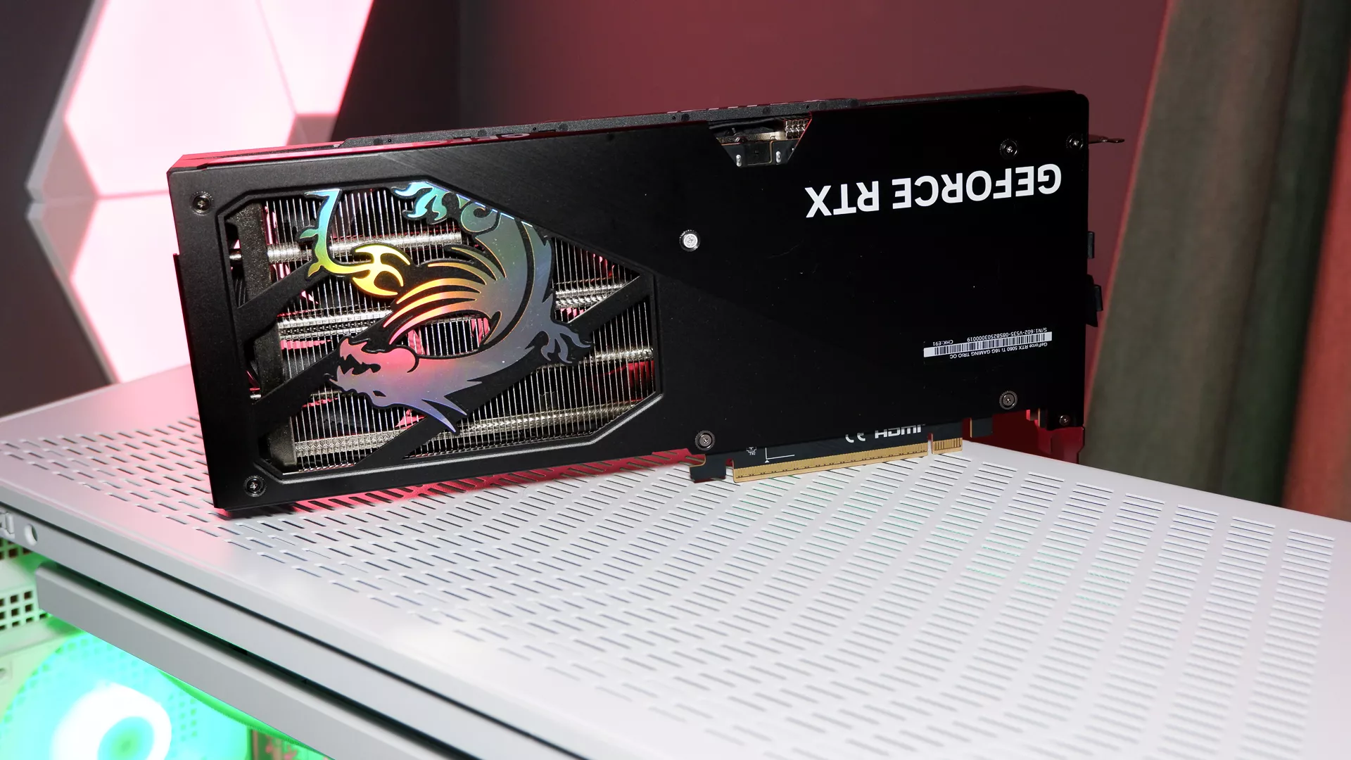 He probado tres diseños de la RTX 5060 Ti y esta tarjeta gráfica es mi favorita... si no fuera por su precio desorbitado.