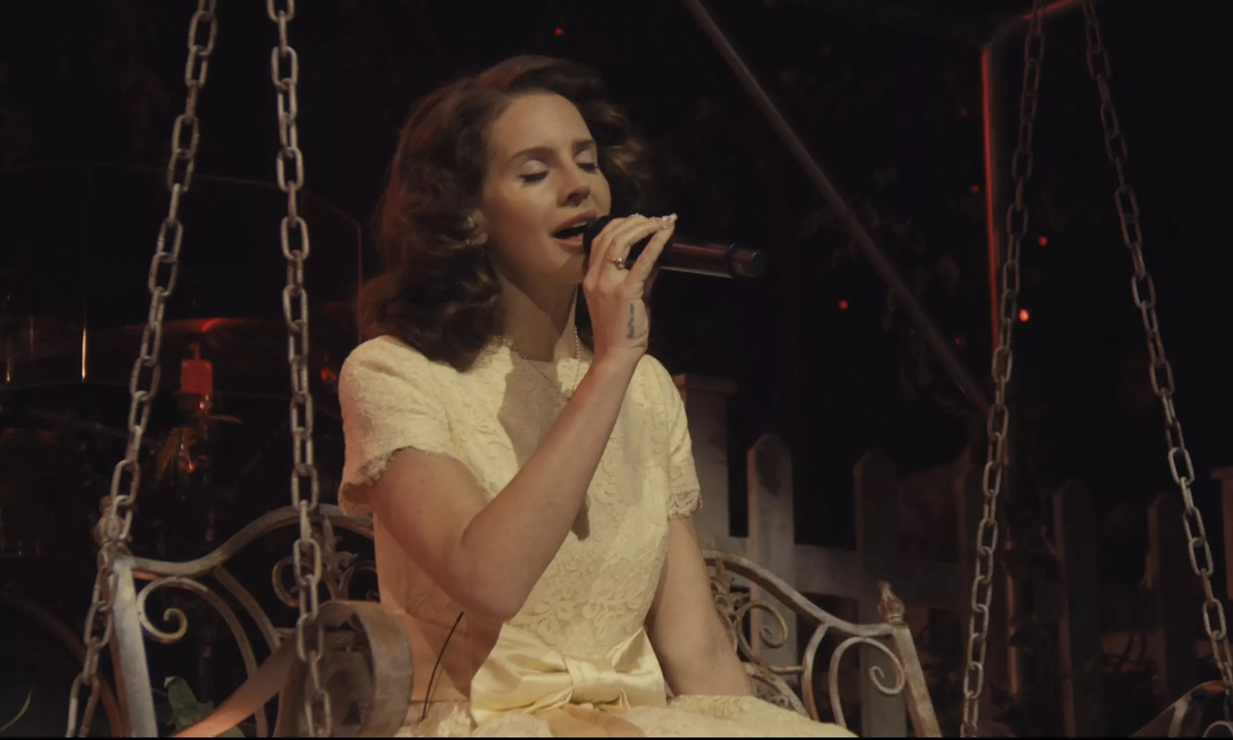 Lana Del Rey canta sobre besar a Morgan Wallen, versiona a Tammy Wynette y John Denver, y se columpia en un set impredecible en Stagecoach