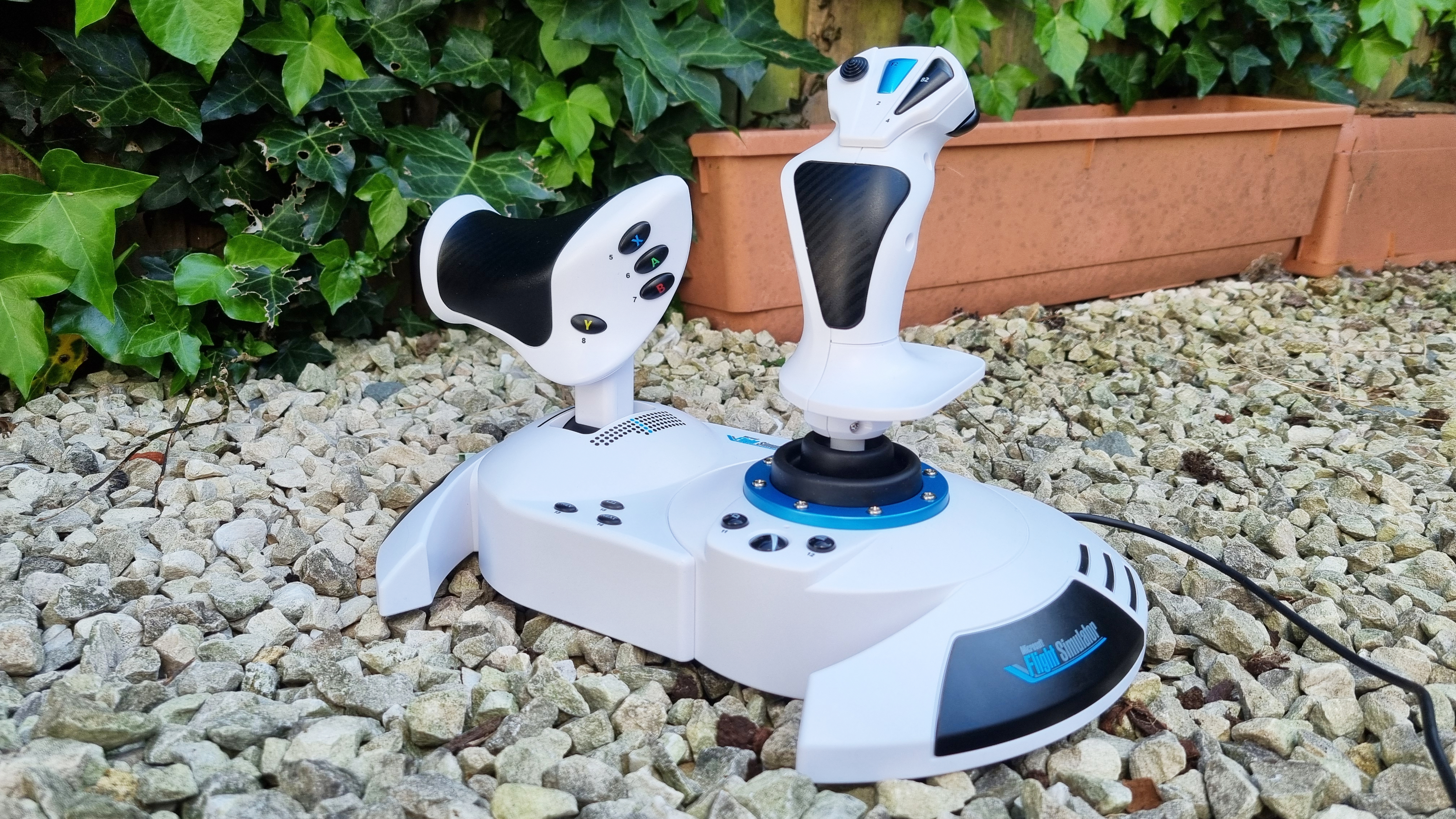 Este joystick de vuelo Thrustmaster de presupuesto es una forma económica y alegre de tomar los cielos virtuales