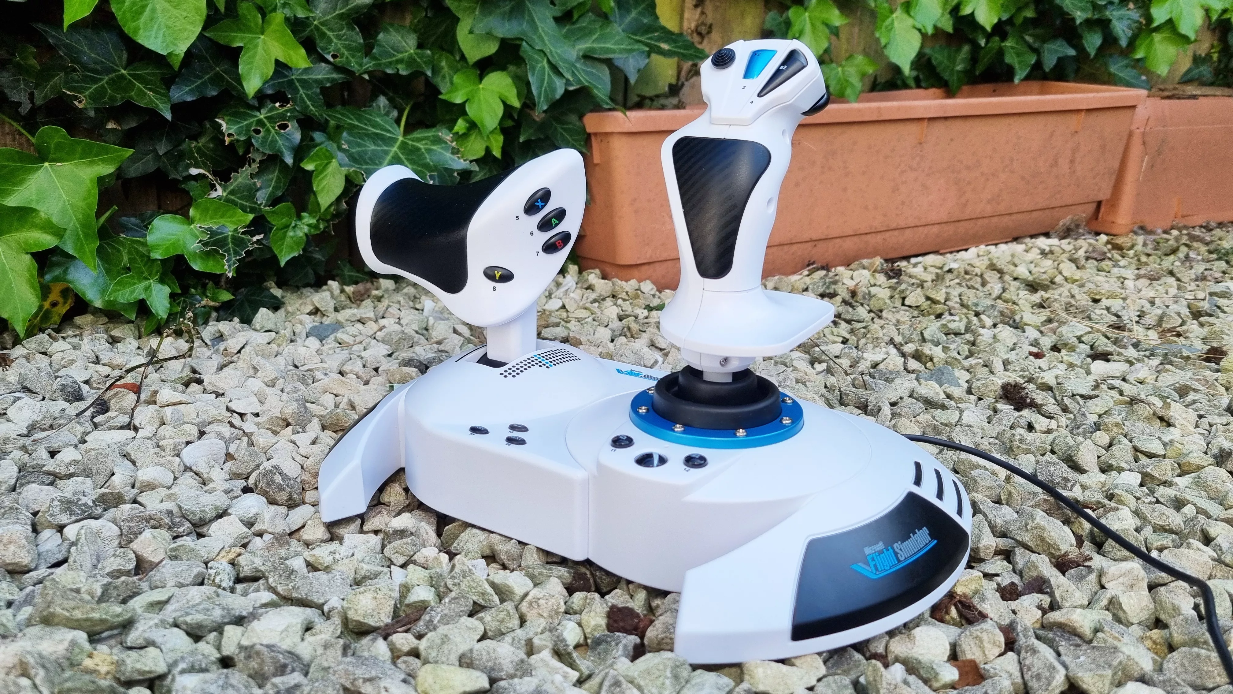 Este joystick de vuelo Thrustmaster de presupuesto es una forma económica y alegre de tomar los cielos virtuales