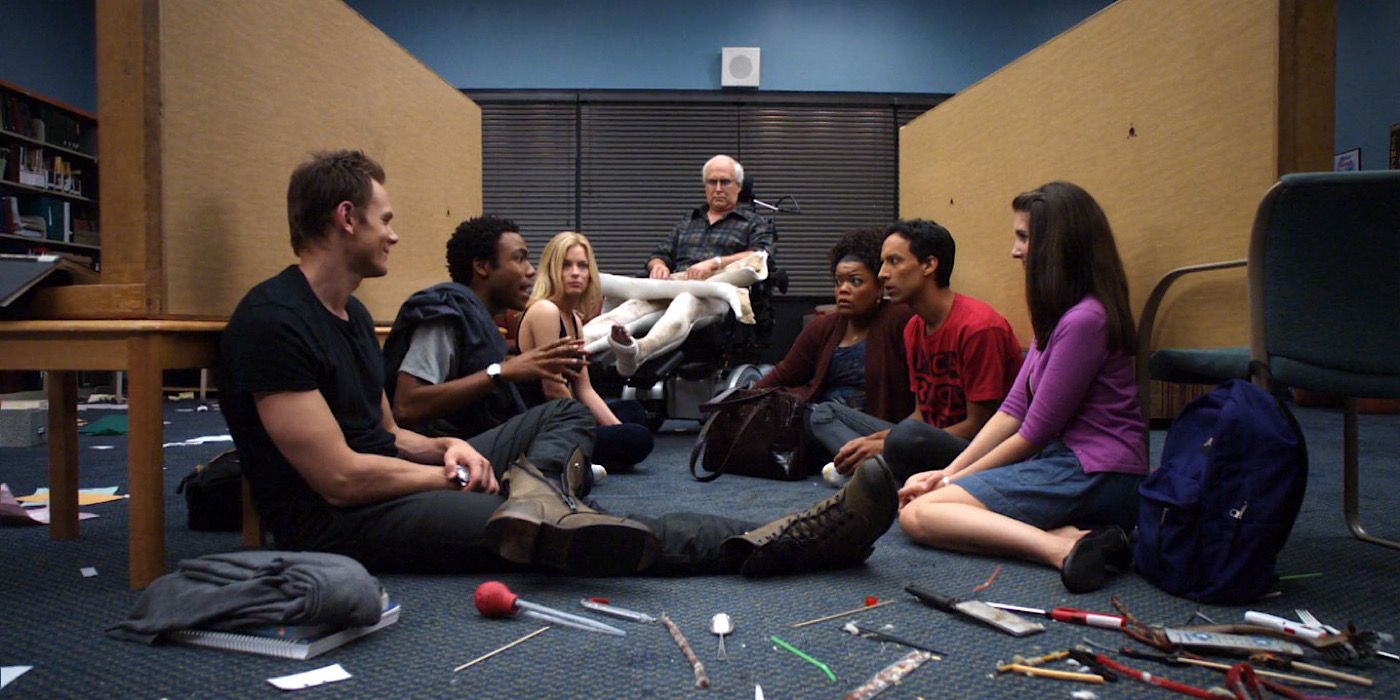 El grupo de estudio está sentado en el suelo rodeado de un desorden.