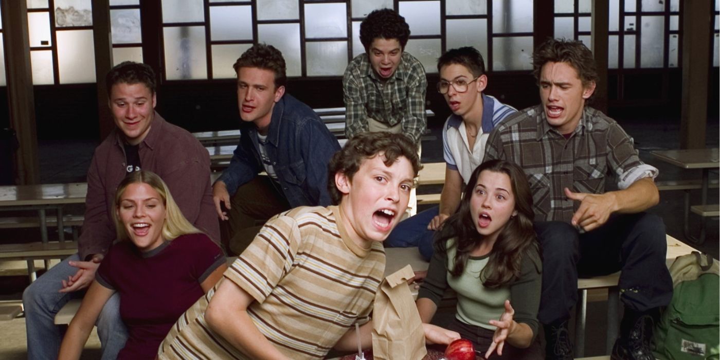 El elenco de Freaks and Geeks posando en su escuela secundaria
