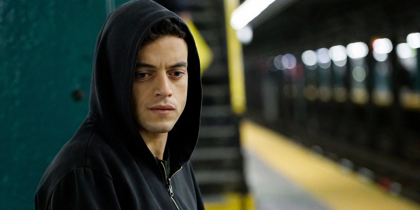 Rami Malek en Mr. Robot usando una capucha en una estación de metro