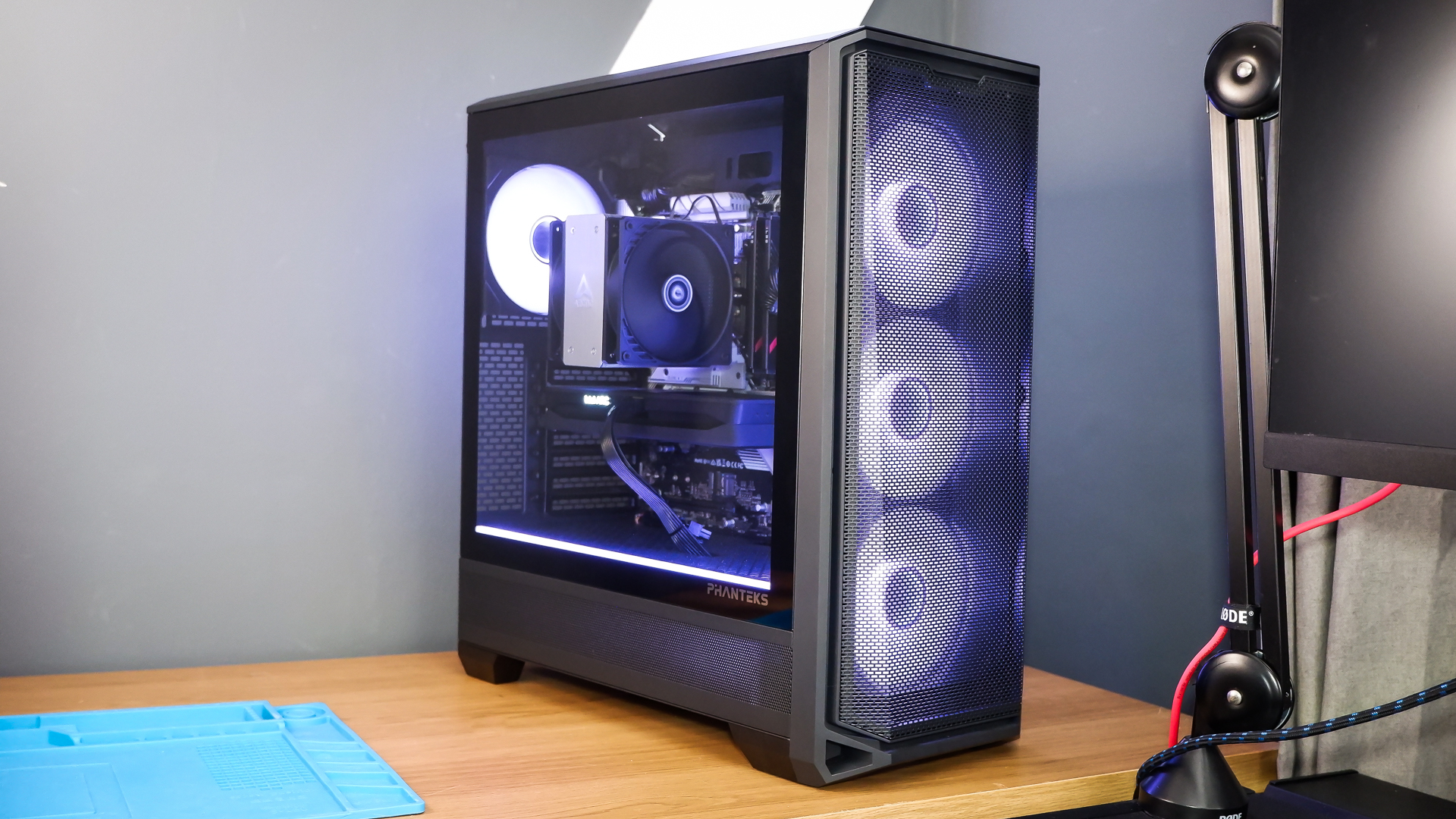 He elegido la asequible carcasa para PC Phanteks Eclipse G400A por sus cuatro ventiladores de 140 mm incluidos en la caja