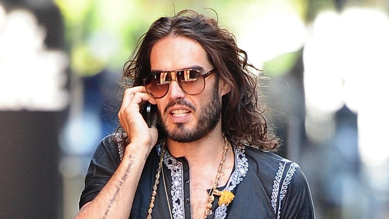 Russell Brand obtenido libertad bajo fianza, promete luchar contra los cargos de asalto en la corte