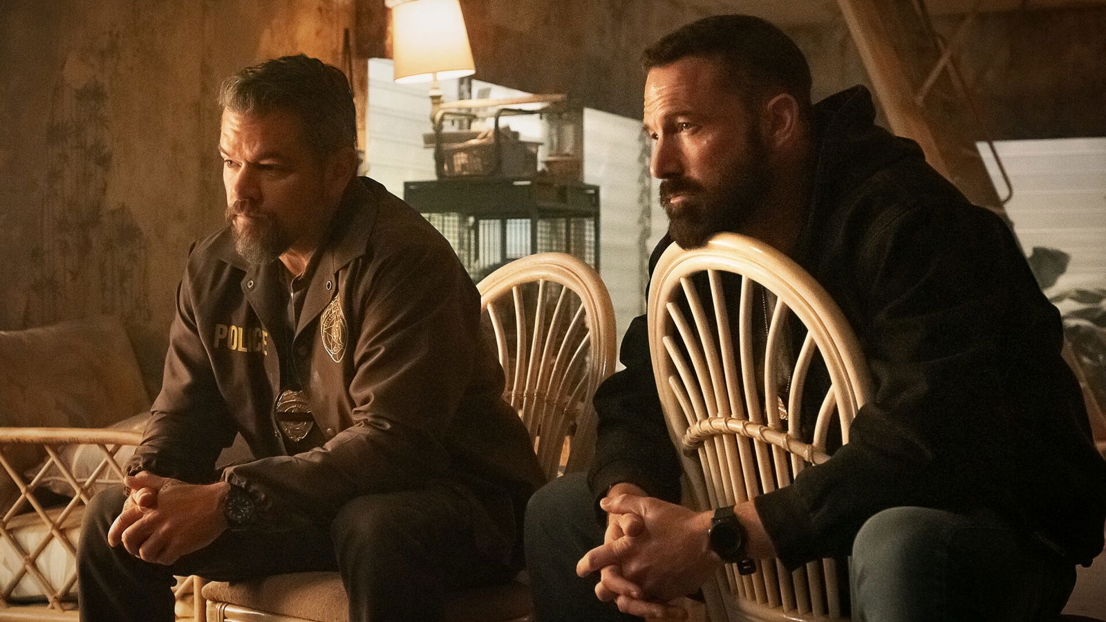 RIP. (L a R) Matt Damon como el Teniente Dane Dumars y Ben Affleck como el Detective Sargento JD Byrne en RIP. Cr. Claire Folger/Netflix © 2024.