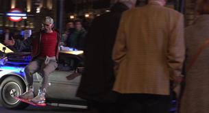  Un aeropatín real de 'Regreso al Futuro' deja a Londres con la boca abierta