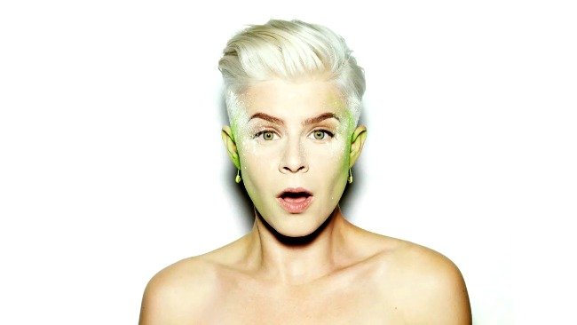 Robyn versiona a Coldplay en directo: reinterpretando la ida de olla de los ingleses