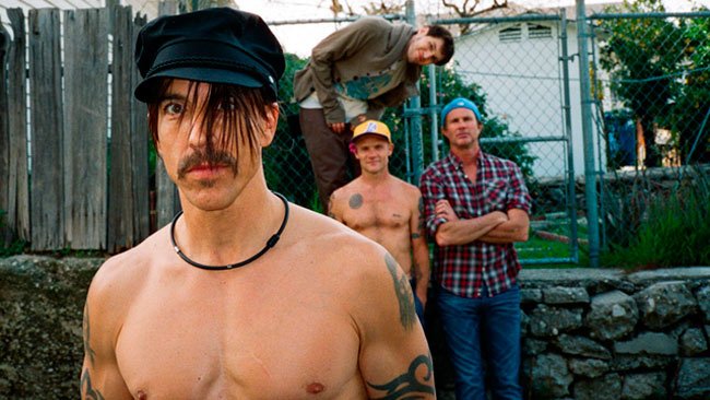 Red Hot Chili Peppers, vídeo de 'The Adventures of Rain Dance Maggie': el cliché de tocar en una azotea