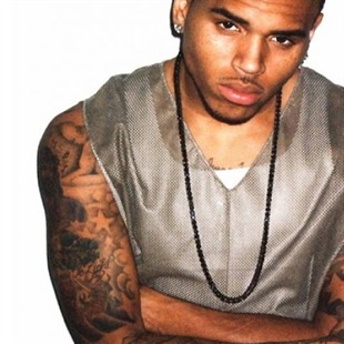 Espectacular caída de Chris Brown sobre el escenario